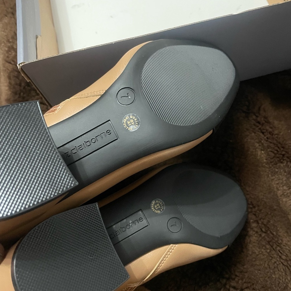 NWT Liz Claiborne Retro Style Tan and Black Ankle Booties Size 7 - Picture 6 of 15